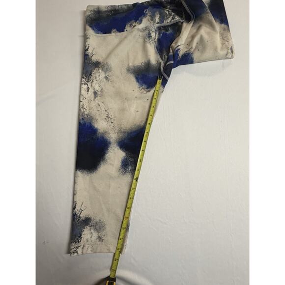 Lululemon Leggings Women Size 8 Tie Dye White/ Blue Wunder Under Crop Capri - Picture 8 of 10